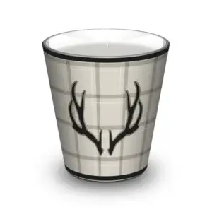 Créez une ambiance envoûtante avec nos bougies parfumées - Parfum et élégance pour votre intérieur Découvrez notre somptueuse bougie parfumée, une fusion parfaite entre l'élégance du design et les arômes envoûtantes spécialement développées pour notre marque. Fabriquée avec soin par notre marque dans notre fabrique dans la Drôme, cette bougie parfumée est conçue pour créer une ambiance chaleureuse et sophistiquée dans votre intérieur. Chaque bougie est soigneusement enveloppée dans un élégant habit design, apportant une touche de luxe et de glamour à votre espace. Disponible en 2 formats et différents design, elle ajoutera une dimension visuelle et tactile captivante à votre décoration. Mais en plus d’être moderne et élégante, cette bougie est également conçue pour envelopper votre espace d'une aura parfumée envoûtante. Chaque bougie est infusée d'un mélange unique de cires minérales et végétales, créant une symphonie olfactive qui éveille les sens et crée une atmosphère de bien-être. Que vous préfériez des notes florales délicates, des arômes boisés riches ou des parfums fruités exotiques, nos bougies parfumées en velours sauront vous séduire. Que ce soit pour créer une atmosphère apaisante lors d'un bain relaxant, pour ajouter une touche romantique à un dîner aux chandelles ou simplement pour égayer votre espace de vie quotidien, nos bougies parfumées sont l'accessoire incontournable pour une décoration raffinée. Parfum Découvrez notre senteur Ever Forever : Note de tête : bergamote, neroli Note de coeur : jasmin, muguet, rose Note de fond : patchouli, santal, musc, vetiver Composition Personnalisables à l’infini, nos bougies parfumées sont entièrement développées en France Mélange de cires minérales et végétales : 95% parafine et 5% cires végétales (développée spécialement pour notre marque) contient 10% de parfum. FORMAT M 400g • 3 mèches • temps de brûle 60 heures. Fabrication traditionnelle et artisanale : made in Drôme • Mèches en pur coton sans plomb non traitée • contenant en verre unique et raffiné. 12 parfums exclusifs afin de créer votre univers olfactif au fil des saisons. FORMAT L 1kg • 4 mèches • temps de brûle 100 heures. Fabrication traditionnelle et artisanale : made in Drôme • Mèches en pur coton sans plomb non traitée • contenant en verre unique et raffiné. 12 parfums exclusifs afin de créer votre univers olfactif au fil des saisons. Entretien Avant d’allumer votre bougie et avant chaque utilisation : Coupez les mèches à une hauteur conseillée de 0,6cm environ. Elles ne doivent pas dépasser 1cm. Pendant la combustion : Il est important lors du brulage de ne pas éteindre la bougie avant que toute la surface se liquéfie. Il est conseillé de ne pas brûler la bougie plus de 4 heures. Prenez garde également à ne pas brûler le dernier centimètre de cire. Après la combustion : Avant que la cire ne se solidifie, repositionnez les mèches au centre si nécessaire et nettoyez l'intérieur du verre à l'aide d'un produit sans alcool pour éviter l'apparition de suie. L'entretien des bougies : Conservez les bougies dans un endroit frais et sec, plat de préférence pour garder une cire plane. La poussière, les traces de doigts et toute saleté sur votre bougie peuvent s'enlever en frottant doucement la surface à l’aide d’un chiffon doux et humide . Pour éliminer les taches plus tenaces (cires...), faites couler de l'eau chaude sur la surface pour ramollir la cire et grattez le surplus. Veillez également à ne pas laisser votre bougie brûler sans surveillance et à ne pas l'exposer à des sources de chaleur ou aux courants d'air. Une exposition aux courants d'air entrainera une flamme qui vacille et des fumées noires.