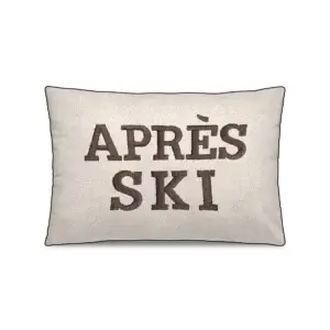 Un coussin en velours pour se détendre Plongez dans une atmosphère chaleureuse et élégante avec nos coussins en velours inspirés du charme rustique des chalets de montagne. Parfaits pour ajouter une touche de luxe et de confort à votre intérieur, ces coussins incarnent l'élégance alpine et la convivialité d'un refuge en montagne. Fabriqués avec un velours doux et somptueux, ils apportent une touche de raffinement à votre décor tout en offrant un confort moelleux et cosy. Laissez-vous séduire par nos coussins aux motifs inspirés de la nature alpine, avec des imprimés de rennes, de sapins enneigés, ou des motifs jacquard évoquant les tricots traditionnels des montagnes. Leur texture veloutée et leurs couleurs riches créent une ambiance réconfortante et accueillante, parfaite pour les soirées d'hiver au coin du feu ou les après-midis détente après une journée de ski. Que ce soit pour agrémenter votre canapé, votre fauteuil ou votre lit, nos coussins en velours inspirations chalet de montagne ajoutent une touche d'élégance et de caractère à votre intérieur. Associez-les avec des plaids en velours et des éléments en bois pour créer un espace cosy et authentique, où vous pourrez vous détendre et vous ressourcer en toute tranquillité. Composition Une housse en velours toute douce et une création 100% française pour votre coussin ­­­Housse velours imprimée recto/verso • finition avec passepoil velours ou frangé • fermeture éclair. Intérieur de coussin 100% polyester - enveloppe intissée. Garniture de coussin incluse. Entretien Lavable à 30° programme modéré.
