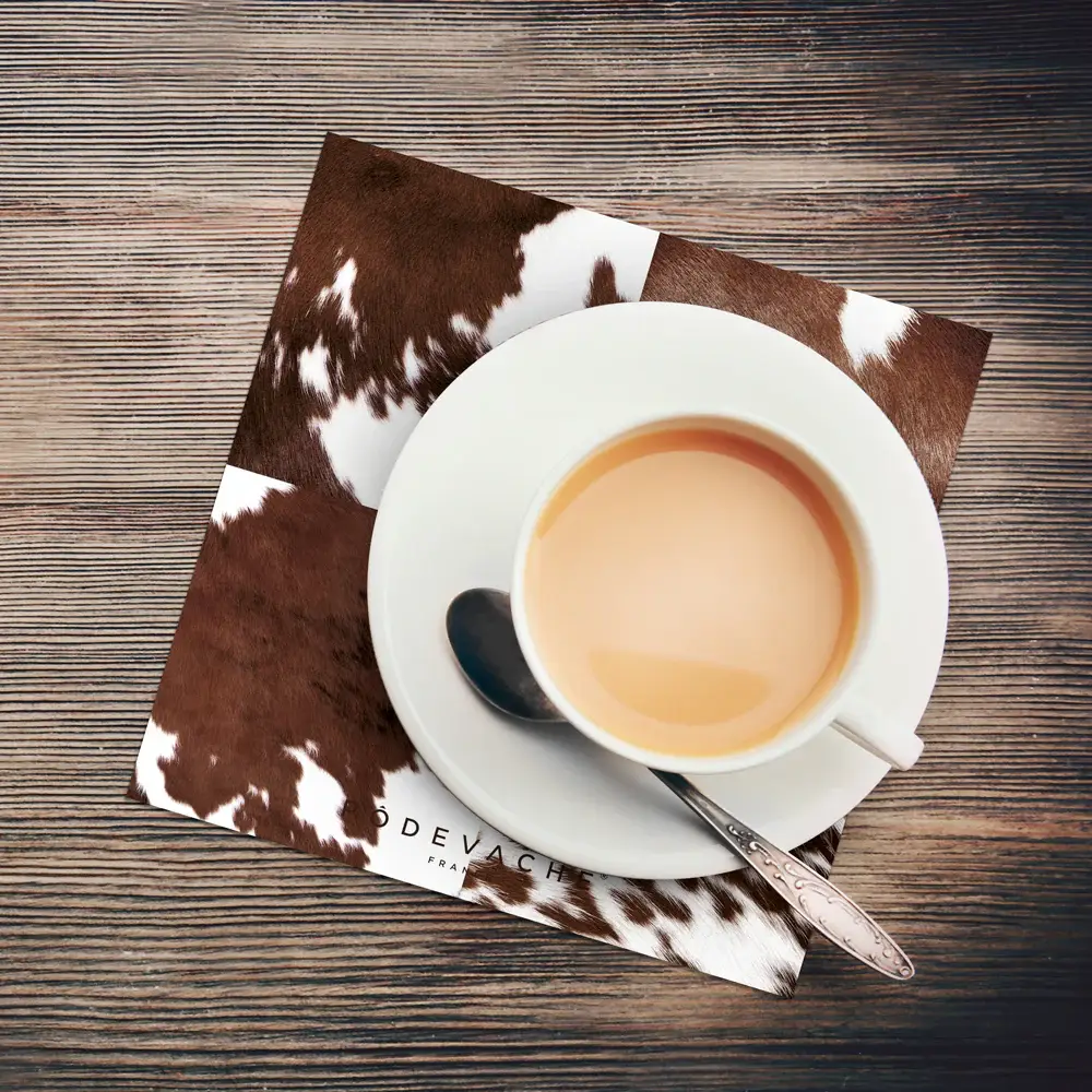 Protégez et décorez votre table avec style grâce à nos dessous de verre vinyle Invitez l'ambiance rustique et chaleureuse des montagnes chez vous avec nos dessous de verre en vinyle au look montagnard. Conçus pour protéger vos surfaces tout en ajoutant une note de charme alpin à votre décoration, ces dessous de verre sont parfaits pour créer une atmosphère cosy et authentique. Fabriqués en vinyle de haute qualité, ils sont durables, faciles à nettoyer et résistants aux éclaboussures, offrant une combinaison idéale de fonctionnalité et d'esthétique. Nos dessous de verre en vinyle au look montagnard se distinguent par leurs motifs inspirés des chalets alpins, des paysages enneigés et des éléments naturels. Disponibles dans une variété de designs évoquant la montagne, ils ajoutent une touche de rusticité élégante à toute table. Que vous organisiez un dîner chaleureux, une soirée autour de la cheminée ou une réunion en famille, ces dessous de verre apporteront une touche de convivialité montagnarde à vos moments de partage. Polyvalents et pratiques, nos dessous de verre en vinyle sont non seulement parfaits pour protéger vos tables des taches et des rayures, mais ils ajoutent également une touche décorative authentique à votre espace de vie. Leur surface antidérapante assure une adhérence parfaite sur toutes les surfaces, garantissant que vos verres restent bien en place. Offrez à votre intérieur une ambiance chaleureuse et montagnarde avec nos dessous de verre en vinyle, et savourez chaque instant avec style et confort. Composition Des dessous de verre vinyle 100% Made In France PVC imprimés et découpés. Épaisseur 2,4 mm. Vernis protecteur mat anti-UV et de haute flexibilité. Résistance extérieure. Norme REACH et jouets, classement au feu, 100% recyclable, 0% phtalate. Excellente planéité et bonne stabilité dimensionnelle. Isolation sonore. Résistance accrue contre l’abrasion. Entretien Utilisez une éponge magique, c’est fantastique ! Convient au lave-vaisselle.