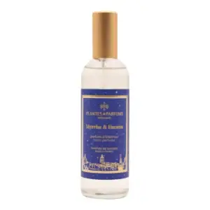 Au pied de chaque sapin, les santons de Provence côtoient les Rois Mages traversant les nuits magiques d’Orient à dos de dromadaires avec leurs denrées précieuses. L’histoire des Rois Mages a la beauté enchanteresse des contes orientaux des mille et une nuits. Myrrhe et Encens raconte les saveurs mêlées, puissantes et mystérieuses du poivre et de la cannelle, du santal et de la myrrhe, de l’ambre et de l’encens. Ce parfum a la préciosité des rêves qui ressemblent à des voyages. Note de tête : Cannelle / Poivre Note de cœur : Santal / Clou de girofle / Myrrhe Note de fond : Ambre / Vanille / Encens