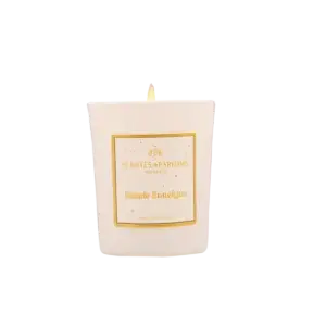 Créez une ambiance chaleureuse et parfumée en allumant la bougie à la cire végétale Balade Enneigée. C’est le matin et les pas crissent sur la neige fraîchement tombée dans la forêt. Tout resplendit d’une clarté transparente dans le ciel azuréen de Provence. L’air est vif comme l’éclat craquant de la mandarine. La neige sent le silence, le froid et la muscade. La sève des pins mêle ses notes voluptueuses à celles de la cannelle et du musc. On imagine le passage d’un traîneau, et de grands rennes cachés dans une clairière de bouleaux argentés. Un parfum d’une infinie douceur, une émotion tendre comme un souvenir d’enfance. Note de tête : Aiguilles de Pin, Orange,Muscade, Mandarine Note de cœur : Bay St Thomas, Cèdre, Cannelle Note de fond : Mousse, Fèves tonka, Musc MODE D'EMPLOI Avant d’allumer votre Bougie Végétale Parfumée, il faut : Ôter l’opercule. Couper la mèche de la Bougie afin que celle-ci ait une longueur d’environ 0,5 centimètre. Poser la Bougie Parfumée sur une surface stable et protégée des courants d’air. Pour une première utilisation, veillez à laisser brûler la Bougie Parfumée au moins 2 heures, avant de l’éteindre, afin que la cire en surface soit fondue. Il est recommandé de ne pas déplacer la Bougie Parfumée tant que la cire fondue ne s’est pas totalement solidifiée.