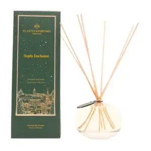 Habillez votre intérieur avec ce Bouquet Parfumé Sapin Enchanté qui diffusera de subtils effluves de manière constante. Parfois, l’hiver nous offre la splendeur du premier matin du monde. Dans la nuit magique des forêts profondes, les sapins revêtent en secret leurs habits de Noël. Ce sapin enchanté porte en lui le mystère de la forêt et l’éclat des lumières auprès de la cheminée. Il a gardé de la nuit hivernale ce parfum enivrant de mousse, d’écorce et de fumée propices à la rêverie. Mais il porte aussi en lui le mystère et la douceur précieuse et délicatement mystique du santal. Ce parfum transporte les enfants et les plus grands dans la magie blanche de Noël. Note de tête : Aldéhyde / Notes fumées Note de cœur : Sapin / Fir Balsam Note de fond : Santal / Note Gourmande MODE D'EMPLOI Afin de favoriser l’utilisation de votre Bouquet Parfumé, il faut : Ôter le bouchon. Tremper les tiges de rotin dans le parfum. Une fois les tiges de rotin imprégnées, la fragrance se diffusera en continu et parfumera délicatement l’atmosphère de votre intérieur. Pour une diffusion plus intense du parfum, il est recommandé de retourner régulièrement les tiges de rotin