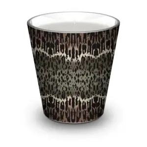 Créez une ambiance envoûtante avec nos bougies parfumées - Parfum et élégance pour votre intérieur Découvrez notre somptueuse bougie parfumée, une fusion parfaite entre l'élégance du design et les arômes envoûtantes spécialement développées pour notre marque. Fabriquée avec soin par notre marque dans notre fabrique dans la Drôme, cette bougie parfumée est conçue pour créer une ambiance chaleureuse et sophistiquée dans votre intérieur. Chaque bougie est soigneusement enveloppée dans un élégant habit design, apportant une touche de luxe et de glamour à votre espace. Disponible en 2 formats et différents design, elle ajoutera une dimension visuelle et tactile captivante à votre décoration. Mais en plus d’être moderne et élégante, cette bougie est également conçue pour envelopper votre espace d'une aura parfumée envoûtante. Chaque bougie est infusée d'un mélange unique de cires minérales et végétales, créant une symphonie olfactive qui éveille les sens et crée une atmosphère de bien-être. Que vous préfériez des notes florales délicates, des arômes boisés riches ou des parfums fruités exotiques, nos bougies parfumées en velours sauront vous séduire. Que ce soit pour créer une atmosphère apaisante lors d'un bain relaxant, pour ajouter une touche romantique à un dîner aux chandelles ou simplement pour égayer votre espace de vie quotidien, nos bougies parfumées sont l'accessoire incontournable pour une décoration raffinée. Parfum Découvrez notre senteur Divine Idylle : Note de tête : cassis, bergamote, poire Note de coeur : rose, pivoine, magnolia Note de fond : patchouli, ambre, musc Composition Personnalisables à l’infini, nos bougies parfumées sont entièrement développées en France Mélange de cires minérales et végétales : 95% parafine et 5% cires végétales (développée spécialement pour notre marque) contient 10% de parfum. FORMAT M 400g • 3 mèches • temps de brûle 60 heures. Fabrication traditionnelle et artisanale : made in Drôme • Mèches en pur coton sans plomb non traitée • contenant en verre unique et raffiné. 12 parfums exclusifs afin de créer votre univers olfactif au fil des saisons. FORMAT L 1kg • 4 mèches • temps de brûle 100 heures. Fabrication traditionnelle et artisanale : made in Drôme • Mèches en pur coton sans plomb non traitée • contenant en verre unique et raffiné. 12 parfums exclusifs afin de créer votre univers olfactif au fil des saisons. Entretien Avant d’allumer votre bougie et avant chaque utilisation : Coupez les mèches à une hauteur conseillée de 0,6cm environ. Elles ne doivent pas dépasser 1cm. Pendant la combustion : Il est important lors du brulage de ne pas éteindre la bougie avant que toute la surface se liquéfie. Il est conseillé de ne pas brûler la bougie plus de 4 heures. Prenez garde également à ne pas brûler le dernier centimètre de cire. Après la combustion : Avant que la cire ne se solidifie, repositionnez les mèches au centre si nécessaire et nettoyez l'intérieur du verre à l'aide d'un produit sans alcool pour éviter l'apparition de suie. L'entretien des bougies : Conservez les bougies dans un endroit frais et sec, plat de préférence pour garder une cire plane. La poussière, les traces de doigts et toute saleté sur votre bougie peuvent s'enlever en frottant doucement la surface à l’aide d’un chiffon doux et humide . Pour éliminer les taches plus tenaces (cires...), faites couler de l'eau chaude sur la surface pour ramollir la cire et grattez le surplus. Veillez également à ne pas laisser votre bougie brûler sans surveillance et à ne pas l'exposer à des sources de chaleur ou aux courants d'air. Une exposition aux courants d'air entrainera une flamme qui vacille et des fumées noires.
