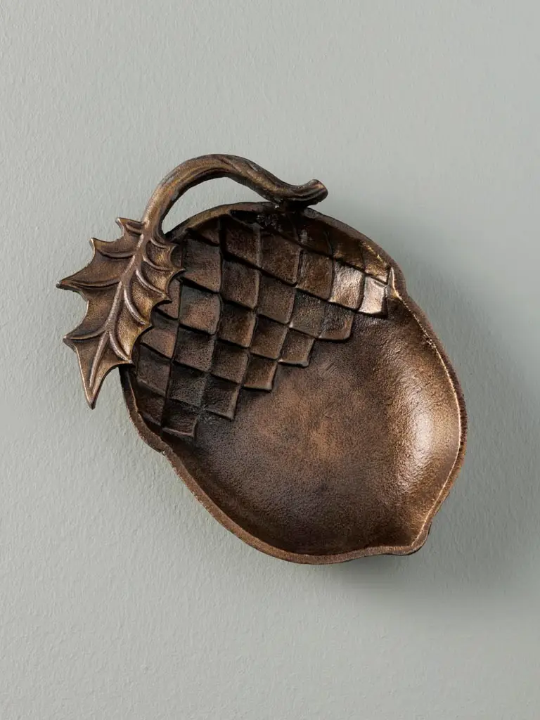 Ce plateau à bibelots en forme de noix, d'une élégance raffinée, est orné d'une finition dorée éclatante. Idéal pour exposer vos objets précieux ou vos petites décorations, il apporte une touche de sophistication à votre intérieur. Son design unique et sa couleur or ajoutent un charme discret et luxueux à votre décoration, tout en étant pratique pour organiser vos petits trésors. Un incontournable pour ceux qui apprécient l'art de la mise en scène et le détail raffiné.