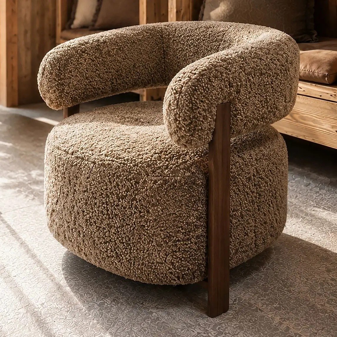 Silla de cuero y madera de nogal en un chalet