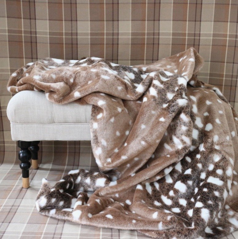 Plaid de piel falsa de faisán en asiento, color beige tartan