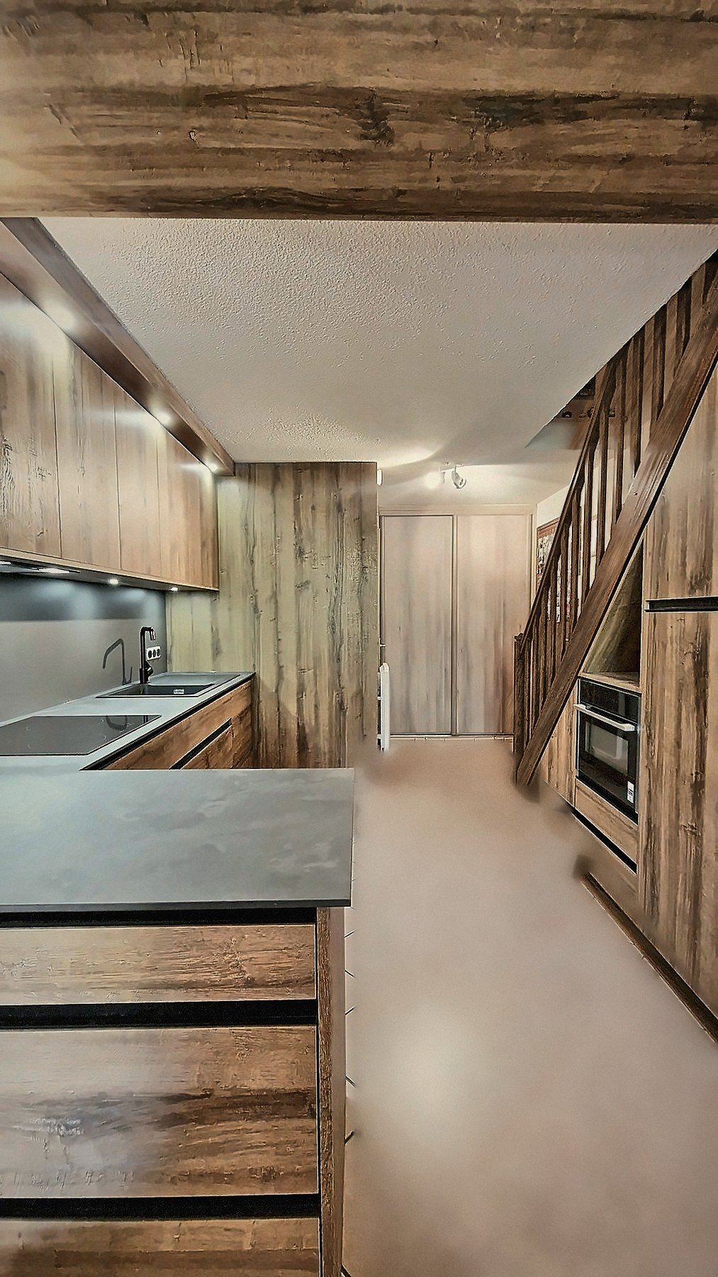 La cuisine en enfilade jusqu'au couloir