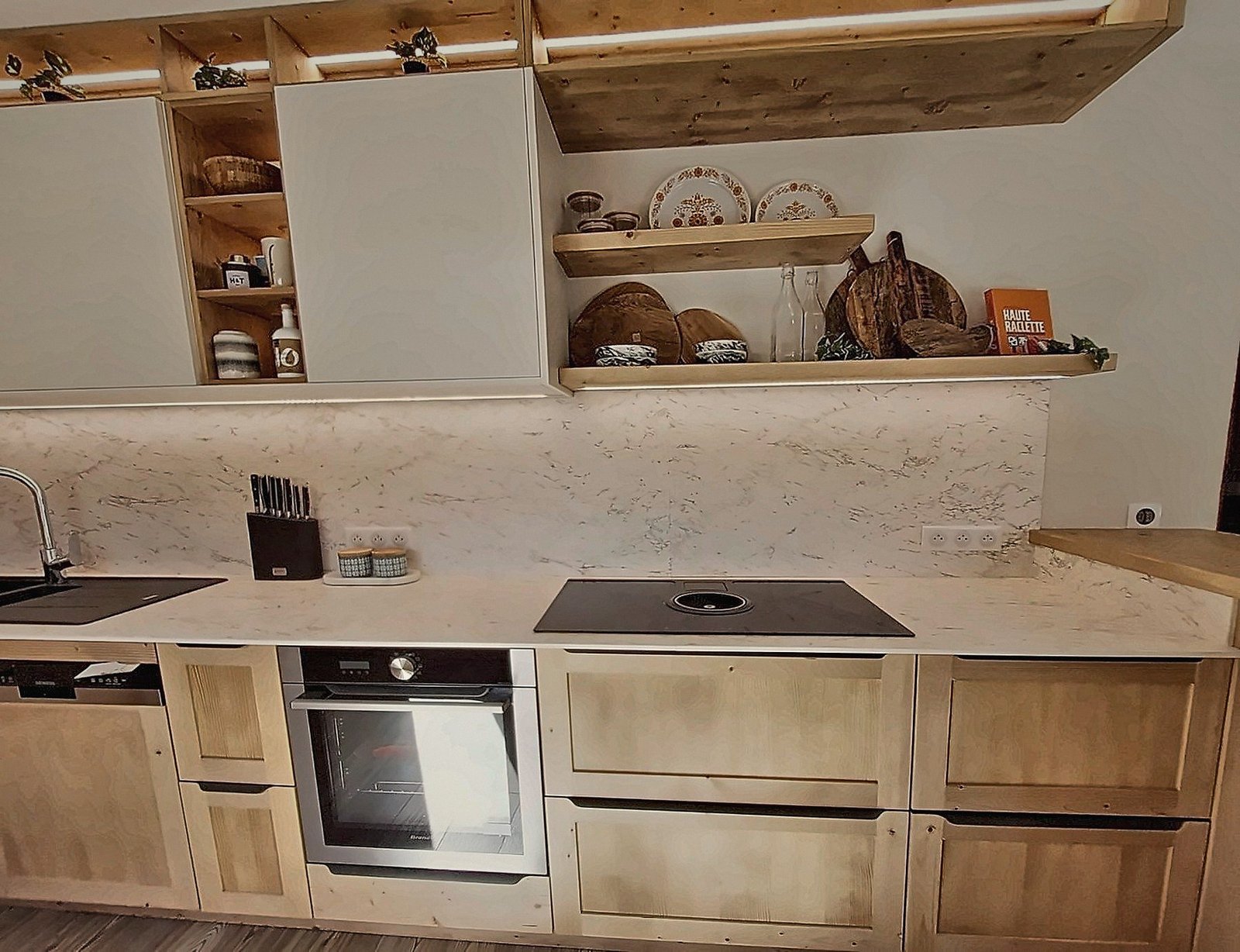 La cuisine habitée : étagères ouvertes et bar en bois