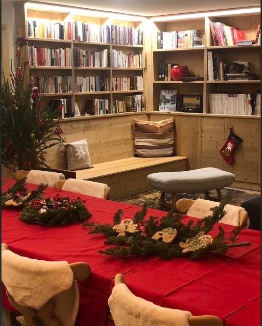 La bibliothèque et sa banquette en bois, un soir de fête