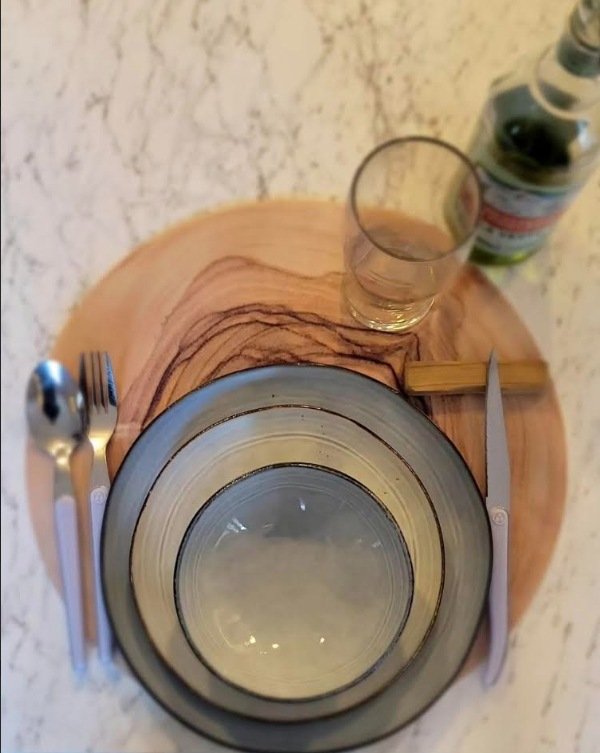 Le set de table en bois sur le plan effet marbre