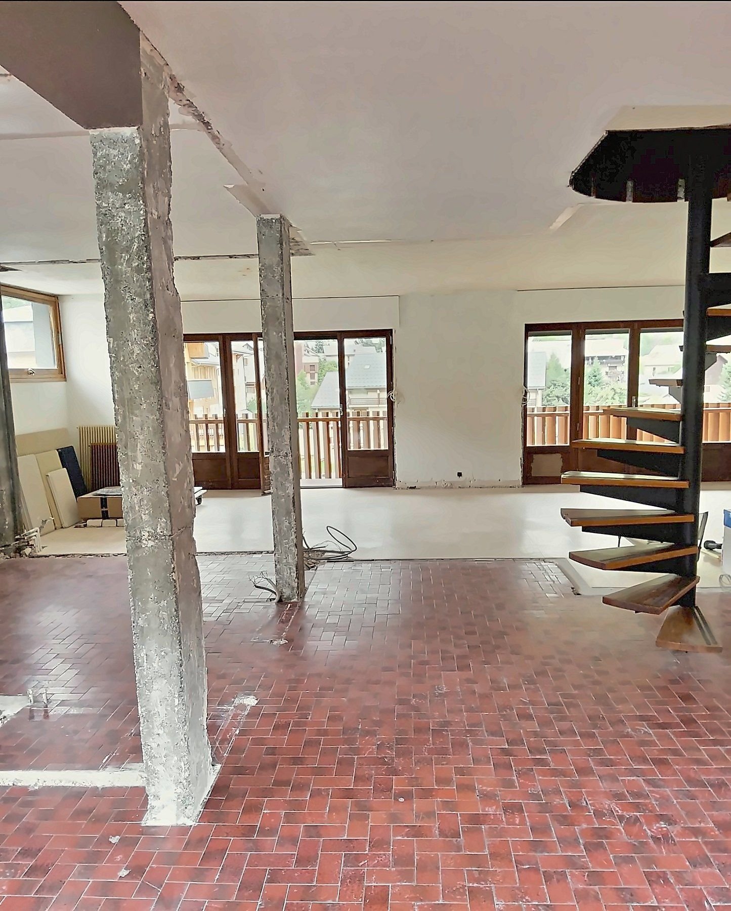 L'existant : poteaux bruts et carrelage rouge