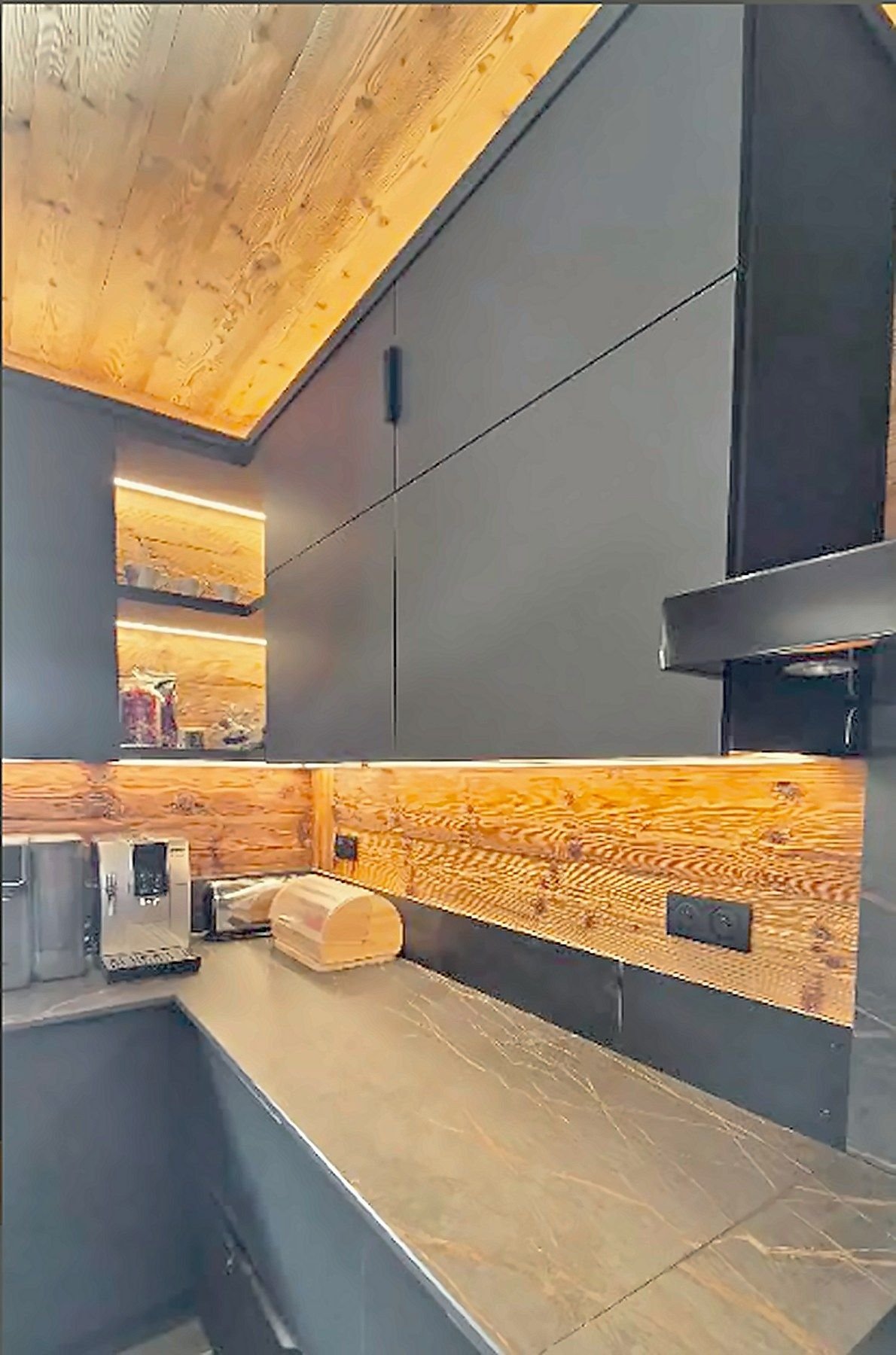 Plan en Dekton Laurent et crédence en vieux bois éclairée