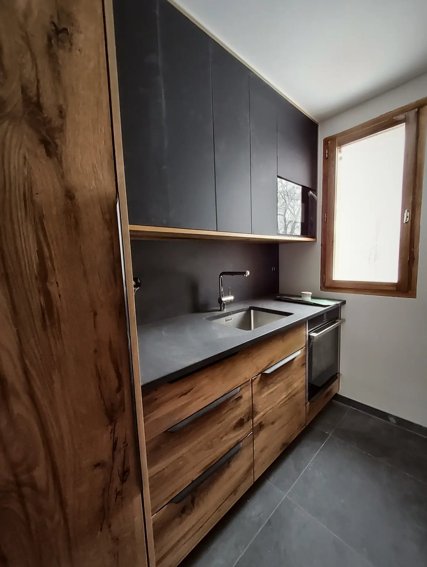 Meubles hauts noir mat et plan effet pierre