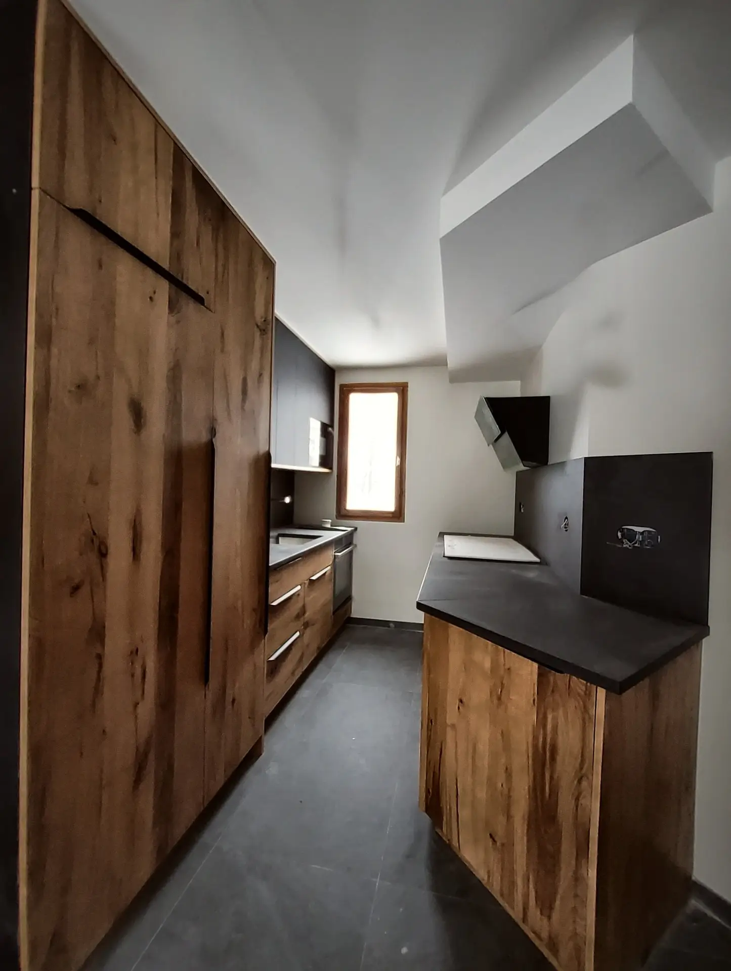 La cuisine en enfilade, jusqu'à la fenêtre