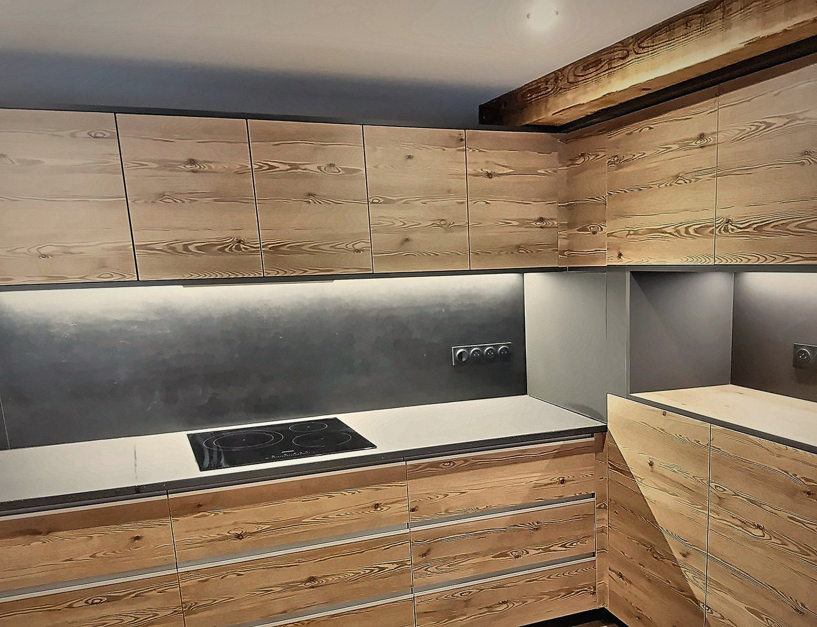 Crédence anthracite et niche en bois