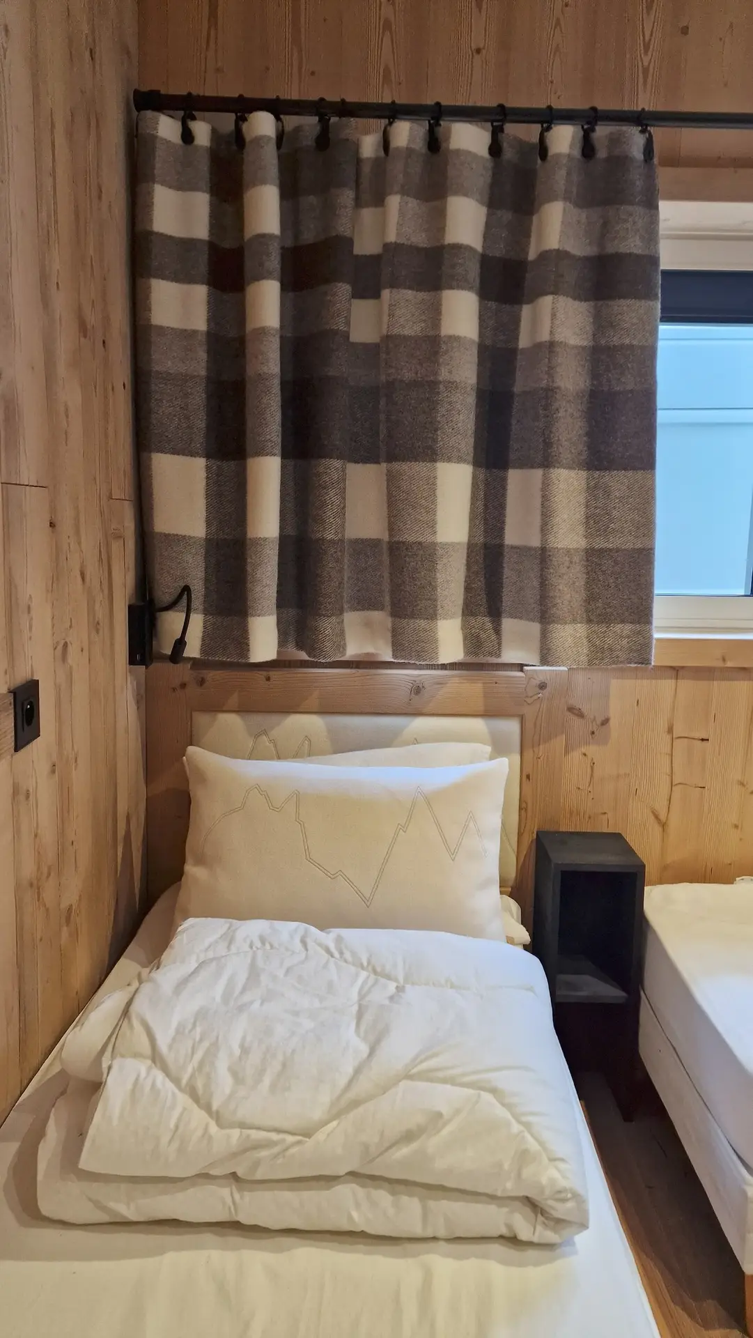 Le rideau à carreaux et le coussin montagnes
