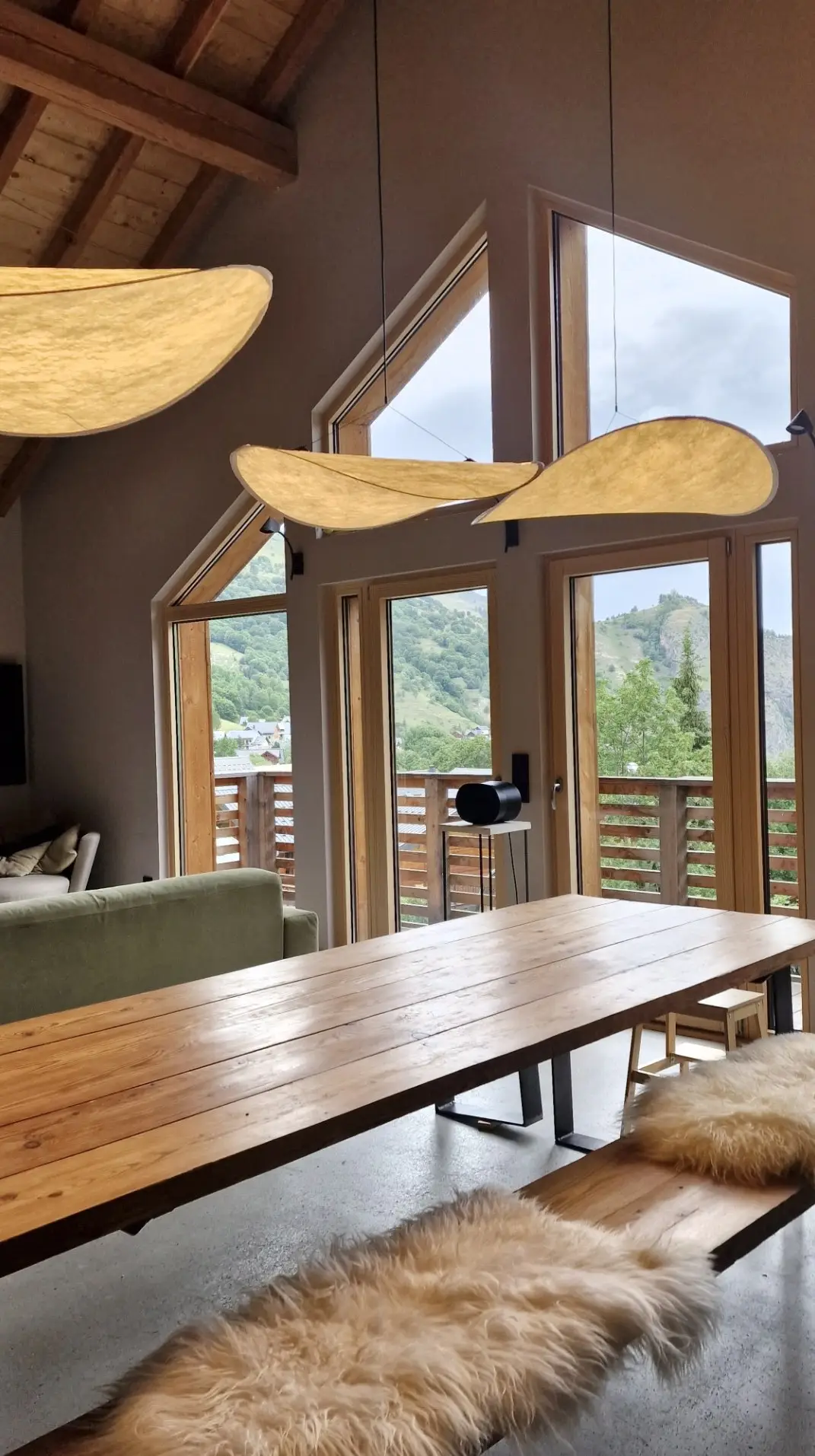 Au-dessus de la grande table