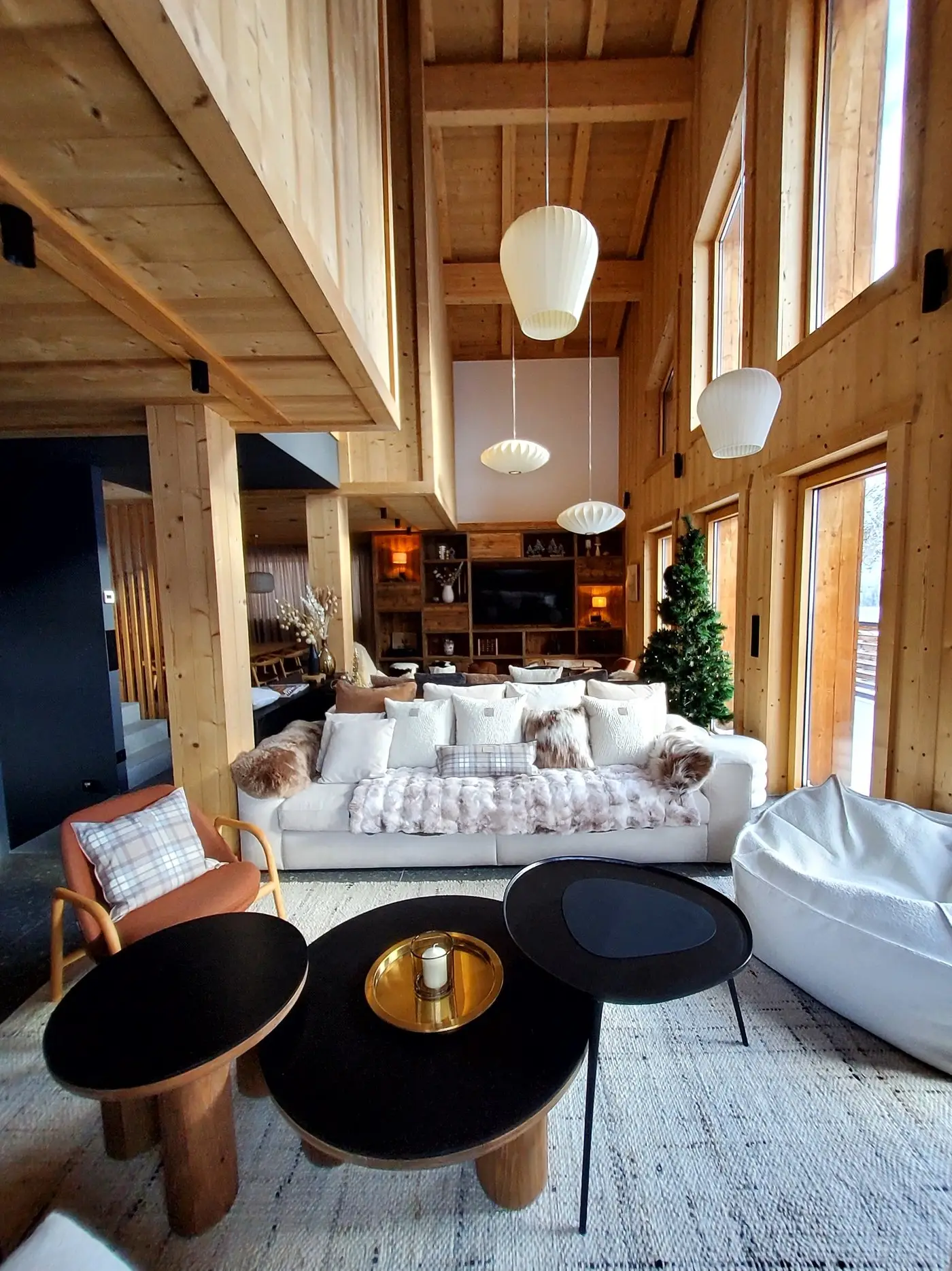 Tables basses noires et pouf bouclette