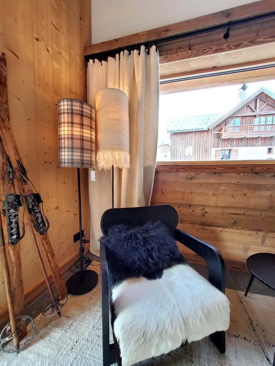 Le coin lecture et ses vieux skis