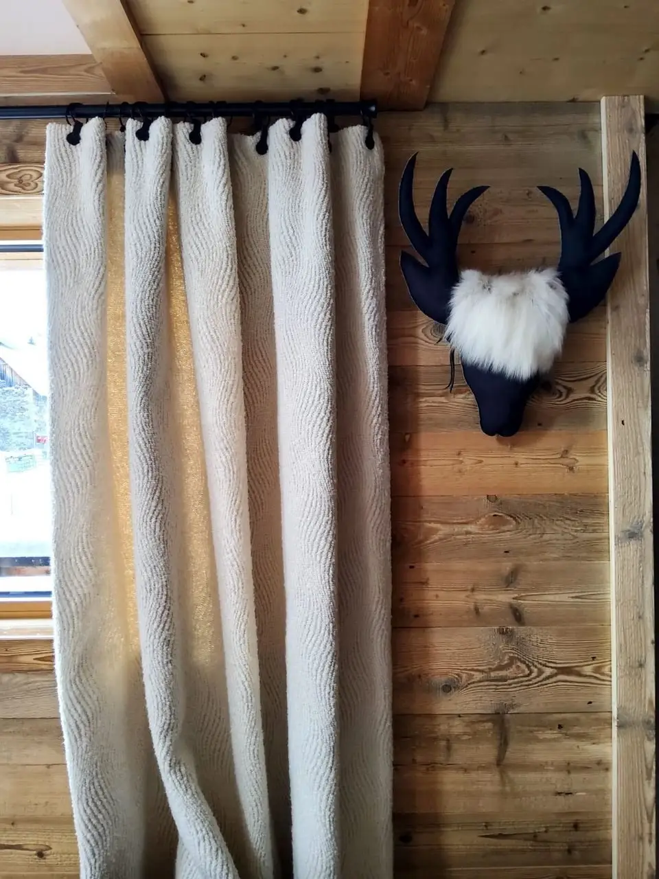 Rideau bouclé et trophée textile