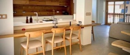 Le bar en chêne massif et ses chaises en bois clair