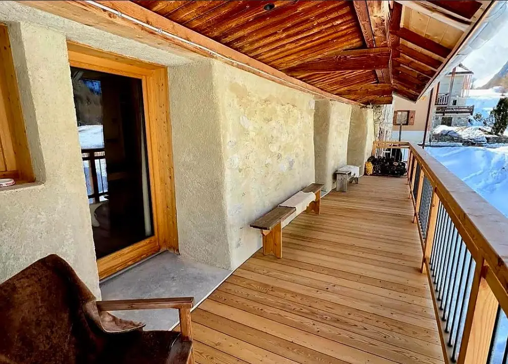 Le balcon en mélèze, sous l’avancée du toit
