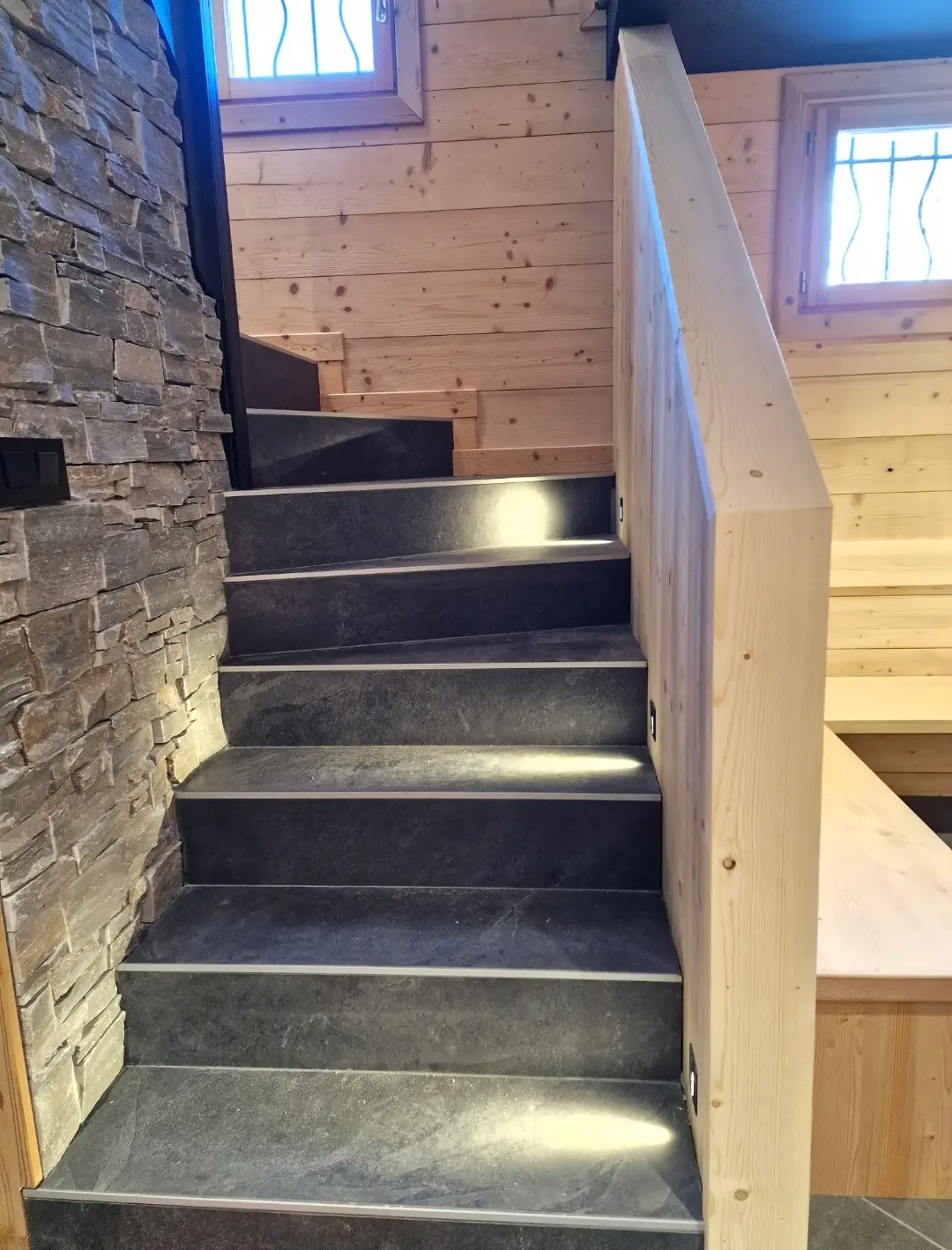 L’escalier d’ardoise et le mur de pierre