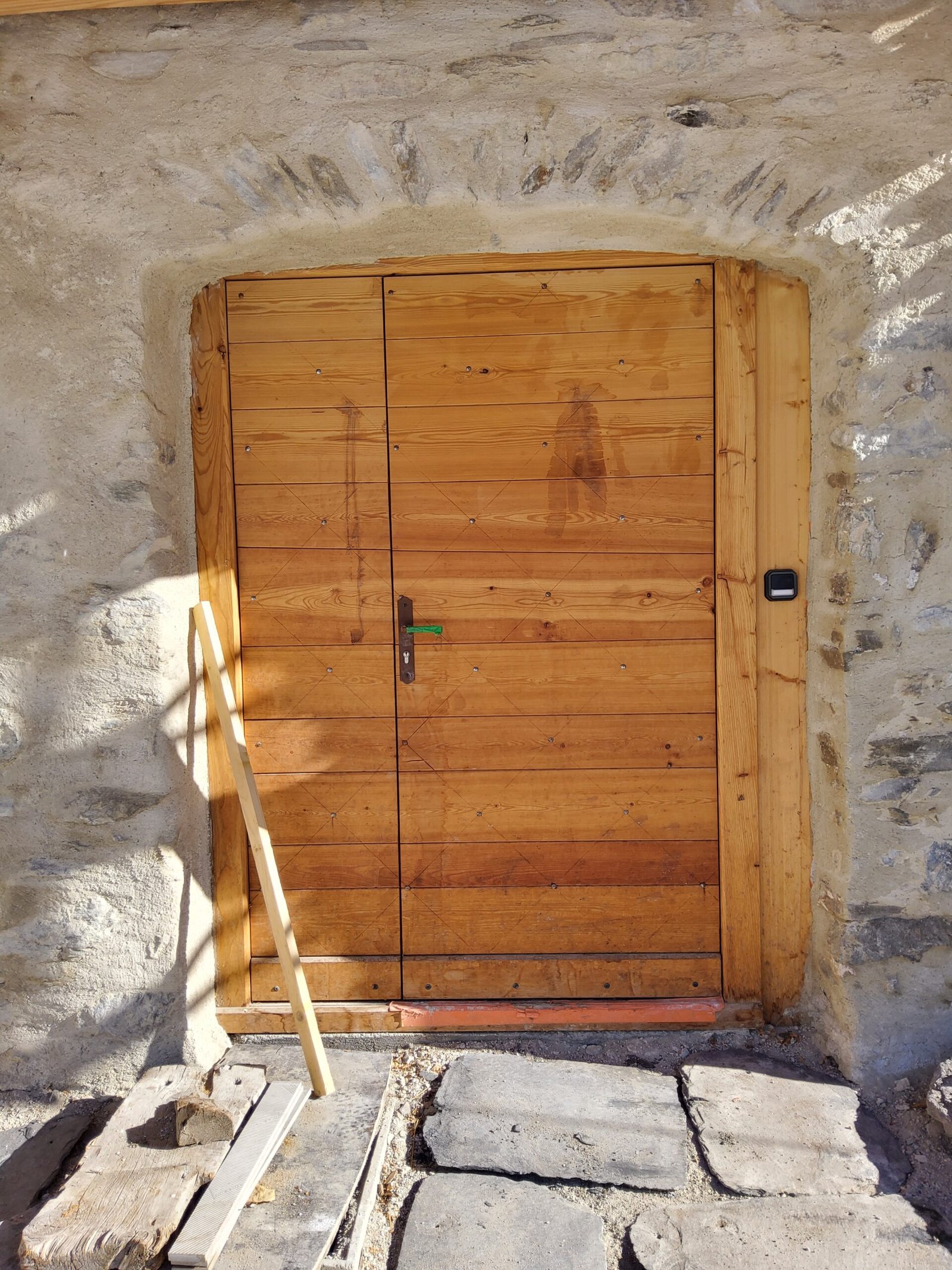 La porte d’entrée en mélèze massif