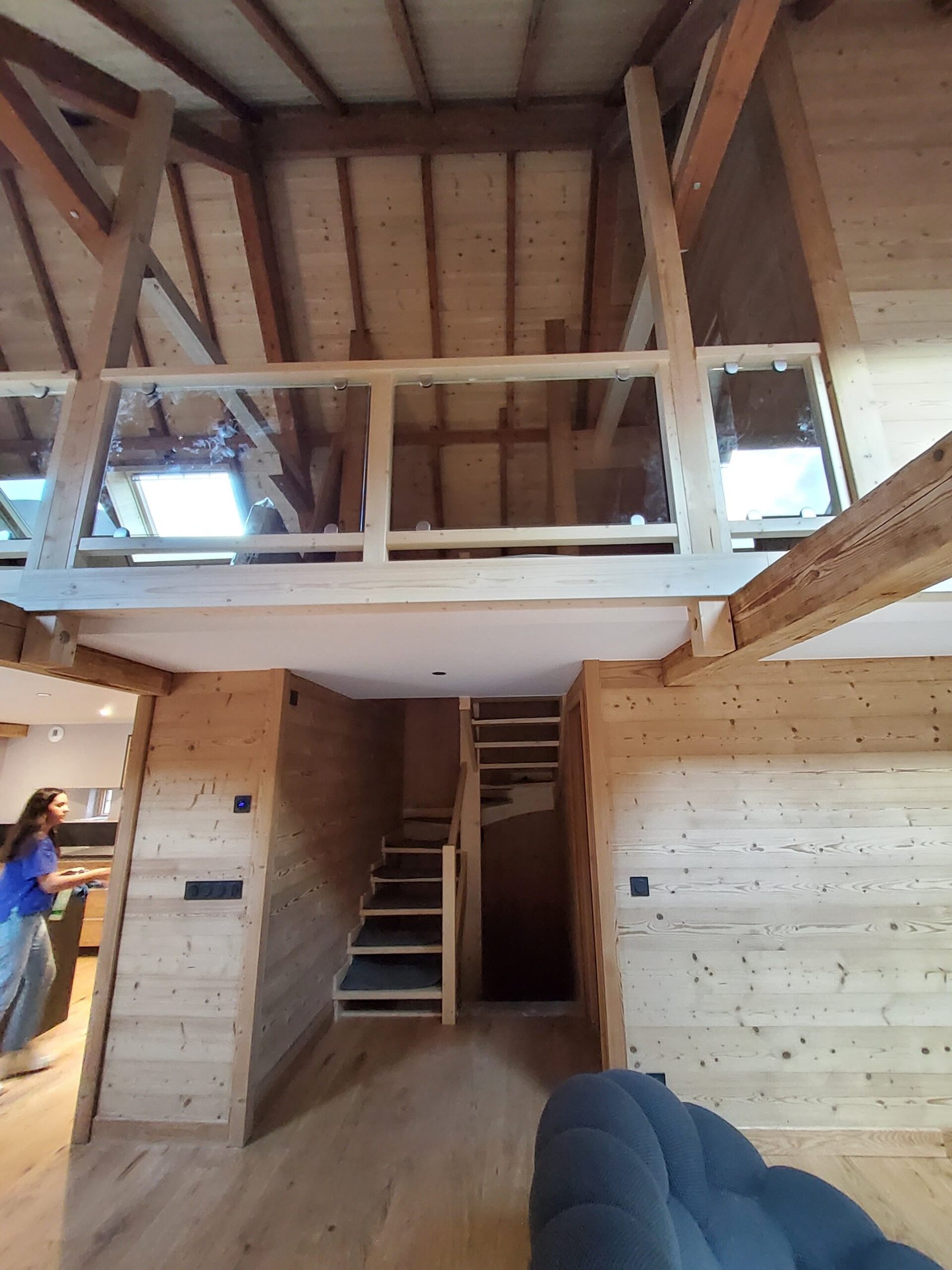 La mezzanine vitrée et l’escalier