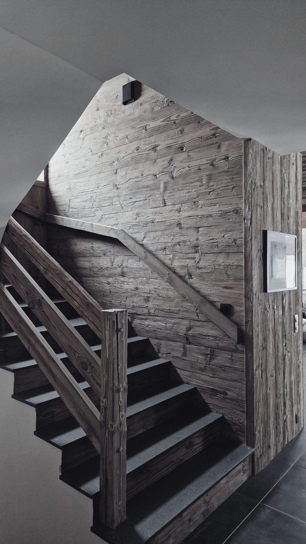 Escalier habillé de vieux bois