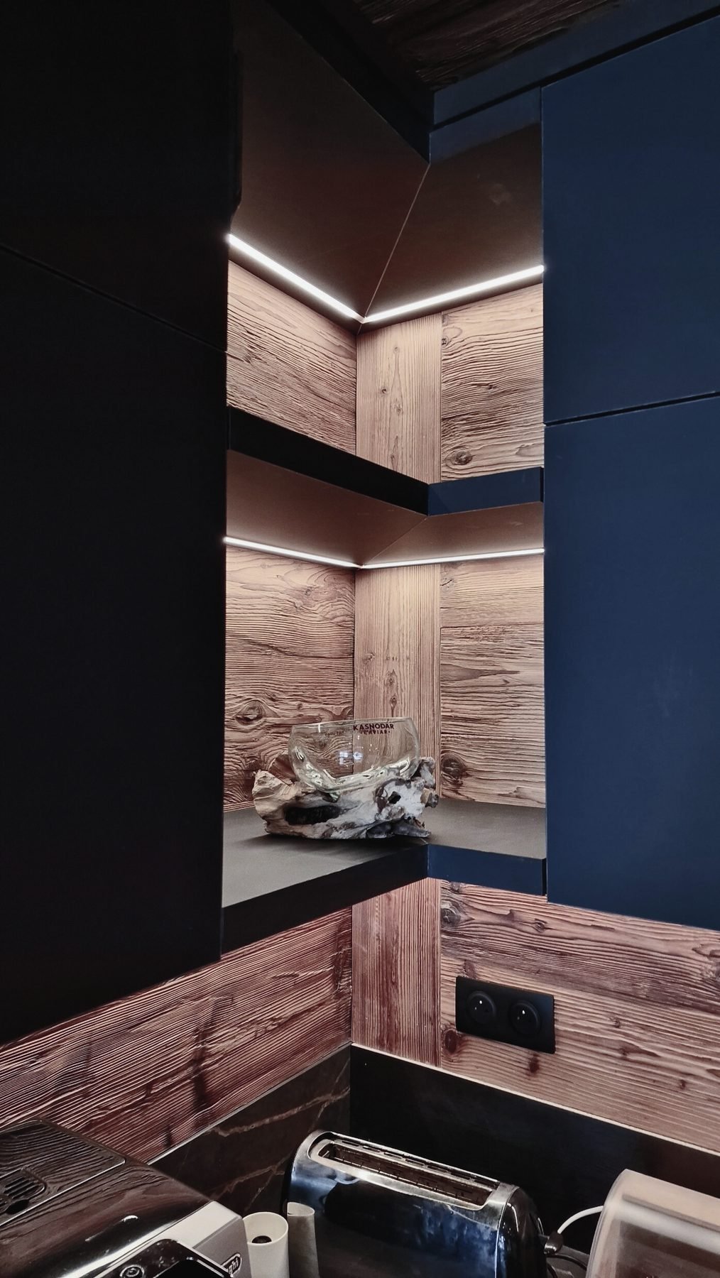 Cuisine en vieux bois et plan sombre