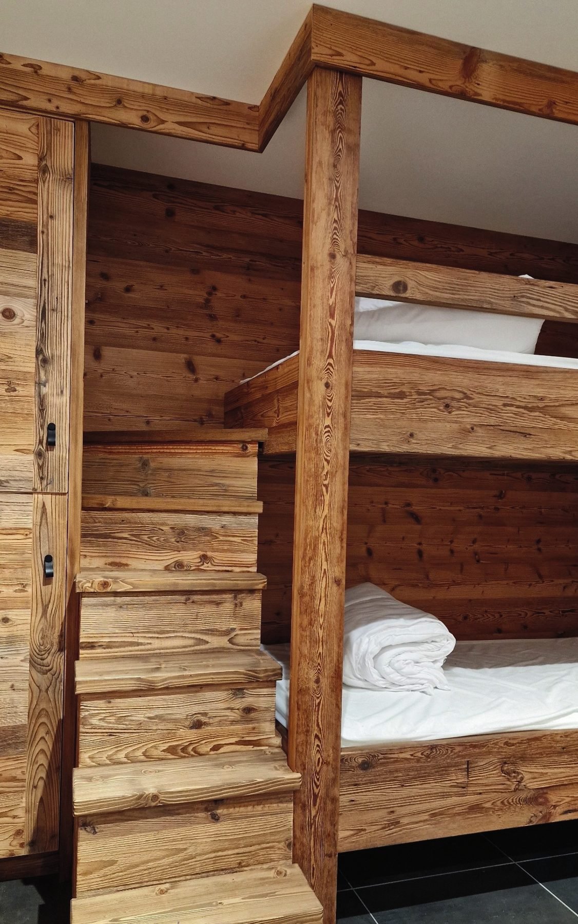 Lit cabane en vieux bois réalisé par l'atelier