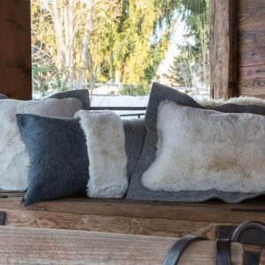 Coussin Alaska en feutre de laine et fausse fourrure