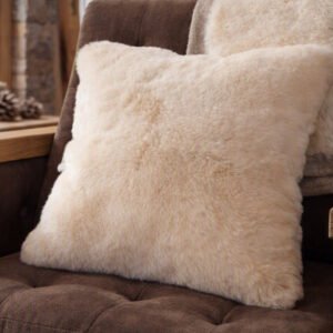 Coussin Kaplan en fausse fourrure écrue