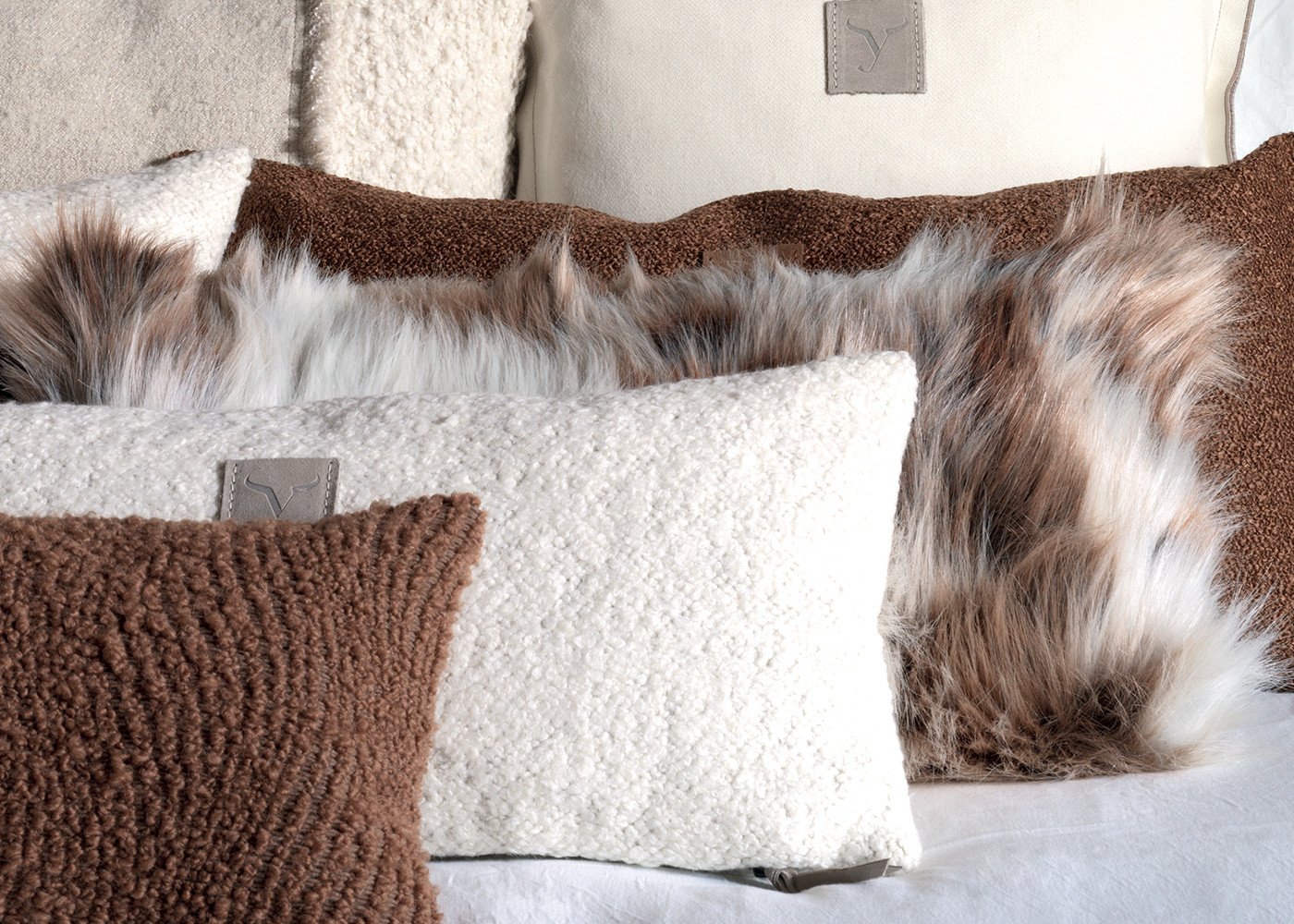 Housse de coussin Brescia en fausse fourrure – Maison Yak – vue 2